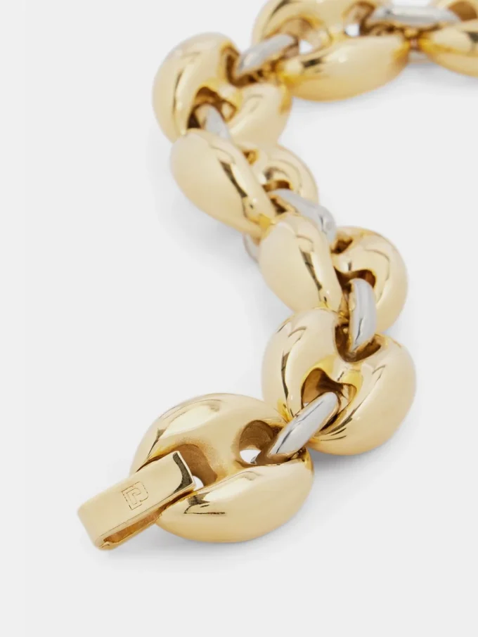 Acht klobige zweifarbige Armbänder