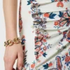 Acht klobige zweifarbige Armbänder
