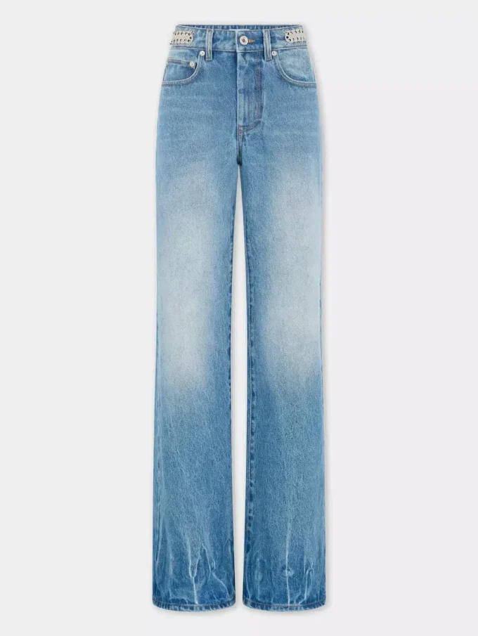 Ausgestellte Jeans mit 1969-Scheiben verziert