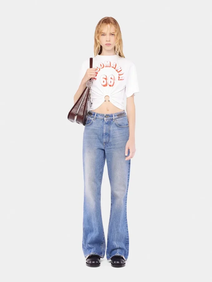 Ausgestellte Jeans mit 1969-Scheiben verziert