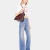 Ausgestellte Jeans mit 1969-Scheiben verziert