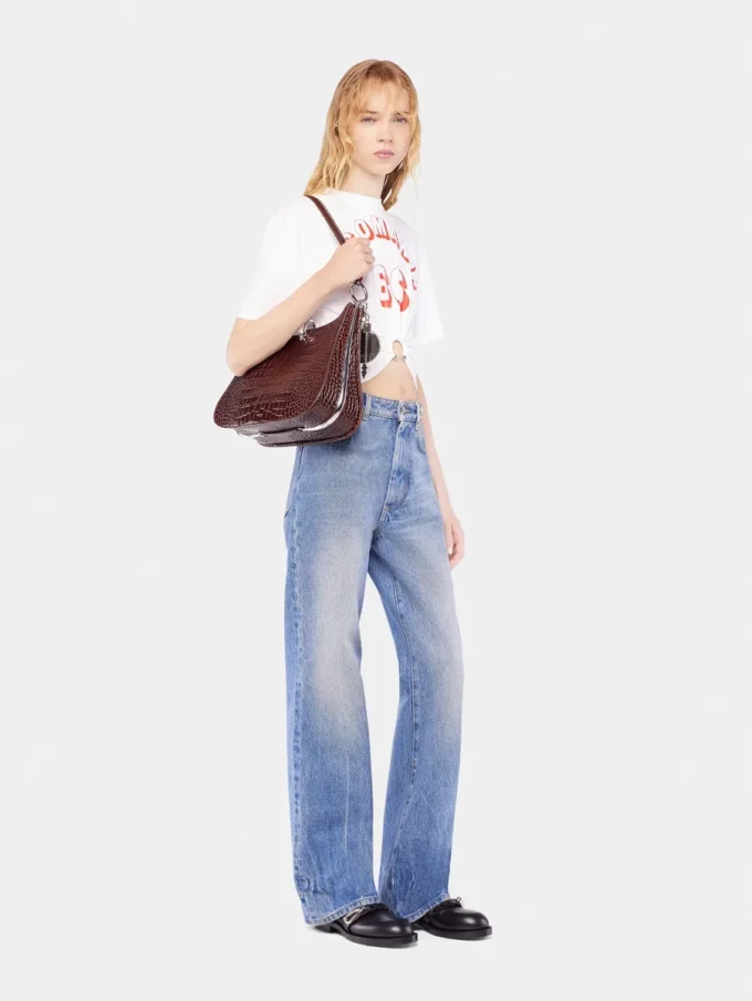 Ausgestellte Jeans mit 1969-Scheiben verziert