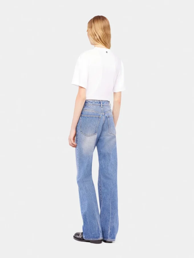 Ausgestellte Jeans mit 1969-Scheiben verziert