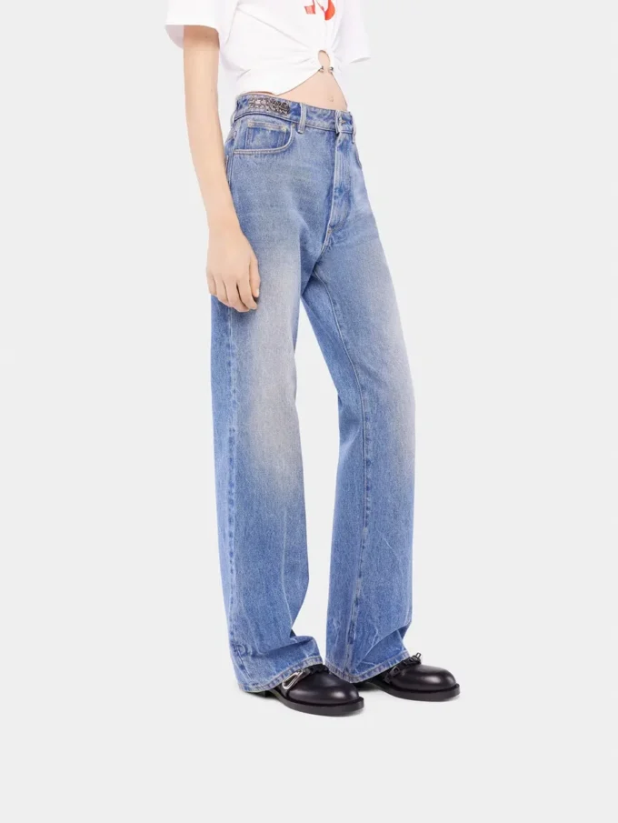 Ausgestellte Jeans mit 1969-Scheiben verziert