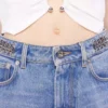 Ausgestellte Jeans mit 1969-Scheiben verziert
