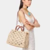 Beigefarbene Tragetasche aus Raffia