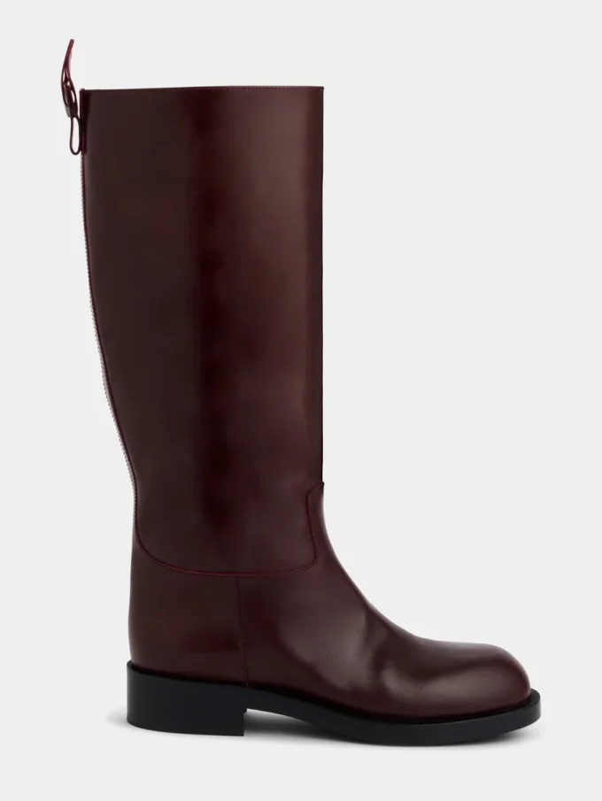Burgunderrote Stiefel aus glattem Leder