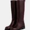 Burgunderrote Stiefel aus glattem Leder