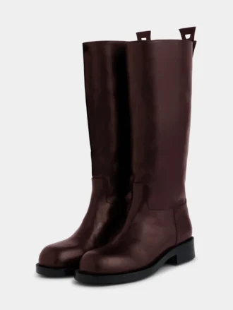 Burgunderrote Stiefel aus glattem Leder