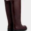 Burgunderrote Stiefel aus glattem Leder
