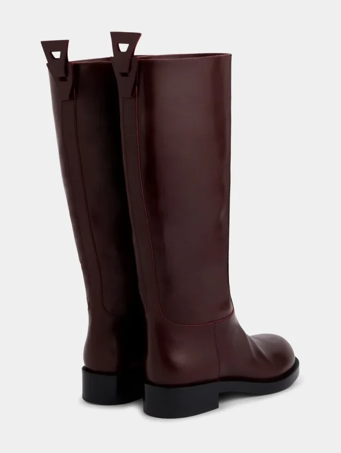 Burgunderrote Stiefel aus glattem Leder