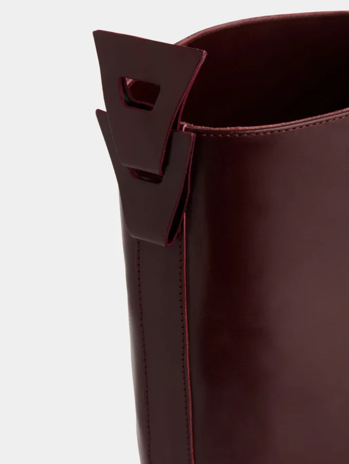 Burgunderrote Stiefel aus glattem Leder
