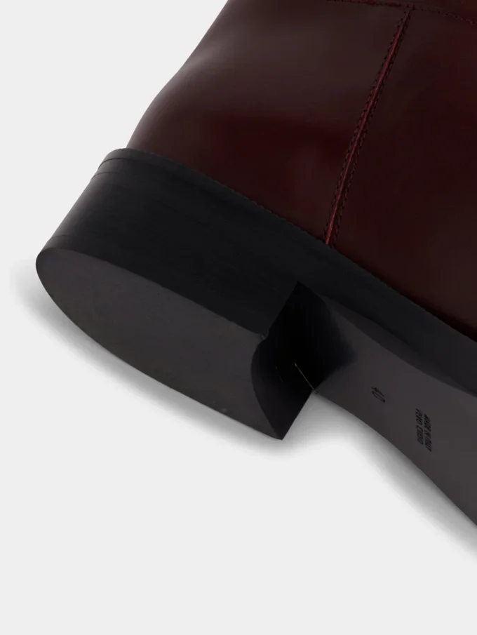 Burgunderrote Stiefel aus glattem Leder
