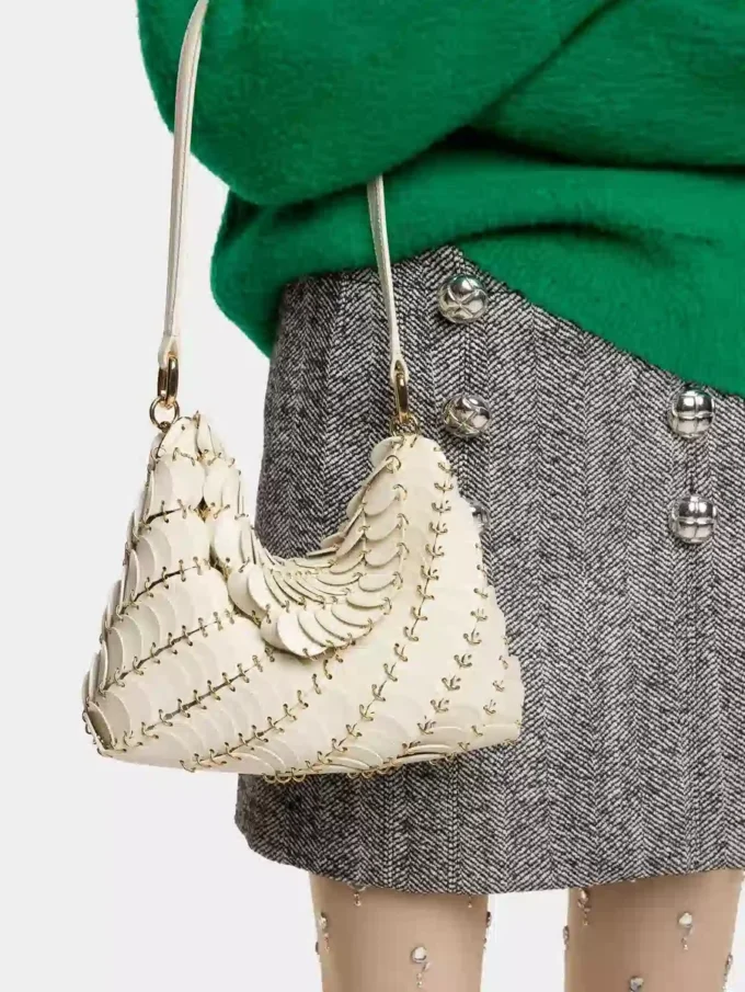 Cremefarbene Paco-Schultertasche aus Kalbsleder