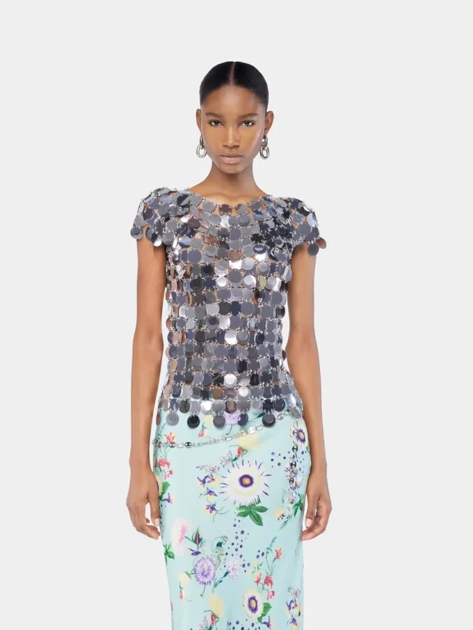 Das ikonische silberne Sparkle-Disc-Oberteil Das ikonische silberne Sparkle-Disc-Oberteil