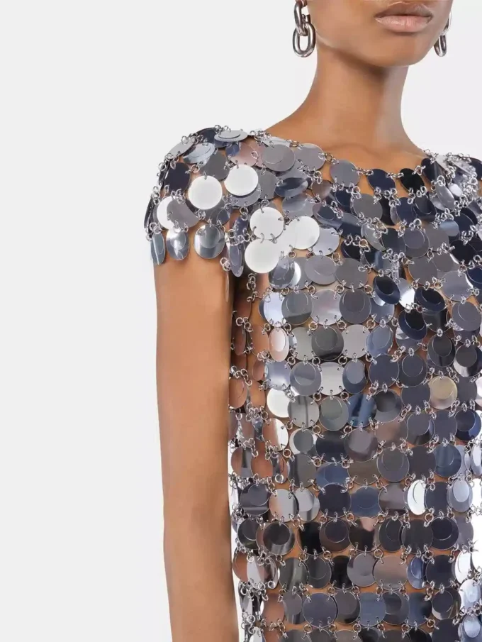 Das ikonische silberne Sparkle-Disc-Oberteil Das ikonische silberne Sparkle-Disc-Oberteil