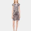 Das ikonische silberne Sparkle-Kleid mit Scheiben Das ikonische silberne Sparkle-Kleid mit Scheiben