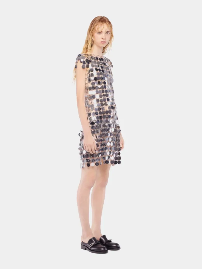Das ikonische silberne Sparkle-Kleid mit Scheiben Das ikonische silberne Sparkle-Kleid mit Scheiben