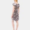 Das ikonische silberne Sparkle-Kleid mit Scheiben Das ikonische silberne Sparkle-Kleid mit Scheiben