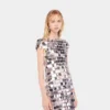 Das ikonische silberne Sparkle-Kleid mit Scheiben Das ikonische silberne Sparkle-Kleid mit Scheiben