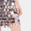 Das ikonische silberne Sparkle-Kleid mit Scheiben Das ikonische silberne Sparkle-Kleid mit Scheiben