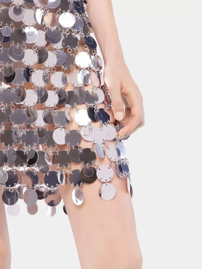 Das ikonische silberne Sparkle-Kleid mit Scheiben Das ikonische silberne Sparkle-Kleid mit Scheiben