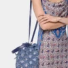 Denimblaue Raffia-Beuteltasche Denimblaue Raffia-Beuteltasche
