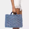 Denimblaue Tragetasche aus Raffia