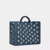 Denimblaue Tragetasche aus Raffia