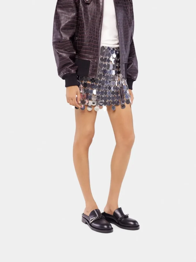 Der Rock mit silbernen Glitzerplättchen