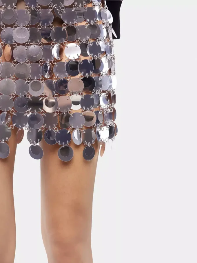 Der Rock mit silbernen Glitzerplättchen