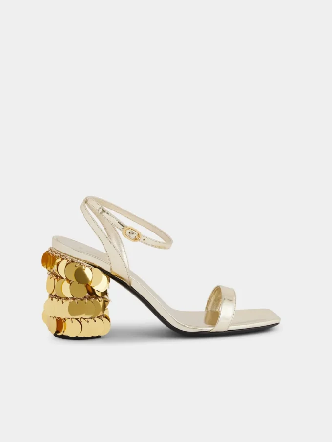 Goldene Sandalen mit glitzernden Scheibenabsätzen