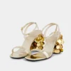 Goldene Sandalen mit glitzernden Scheibenabsätzen
