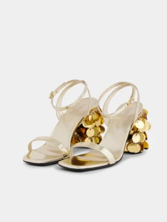 Goldene Sandalen mit glitzernden Scheibenabsätzen