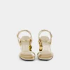 Goldene Sandalen mit glitzernden Scheibenabsätzen