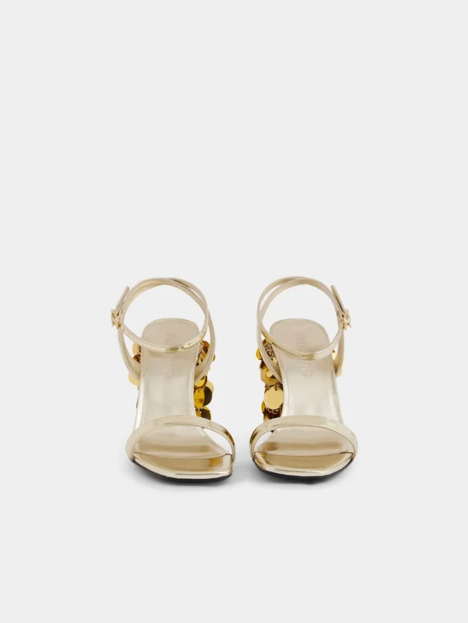 Goldene Sandalen mit glitzernden Scheibenabsätzen