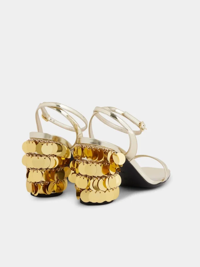 Goldene Sandalen mit glitzernden Scheibenabsätzen