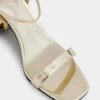 Goldene Sandalen mit glitzernden Scheibenabsätzen
