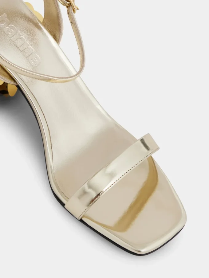 Goldene Sandalen mit glitzernden Scheibenabsätzen