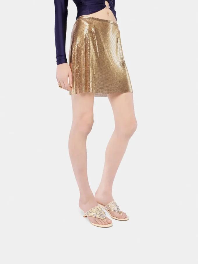 Goldfarbener Minirock aus Mesh
