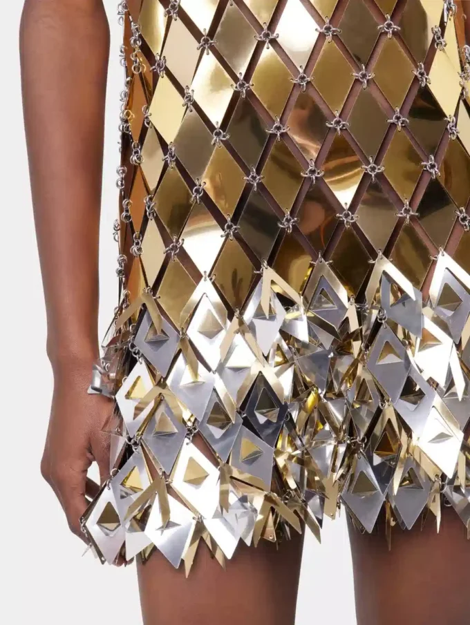 Goldfarbenes kurzes Kleid in Handarbeit gefertigt