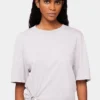 Graues T-Shirt mit Piercing