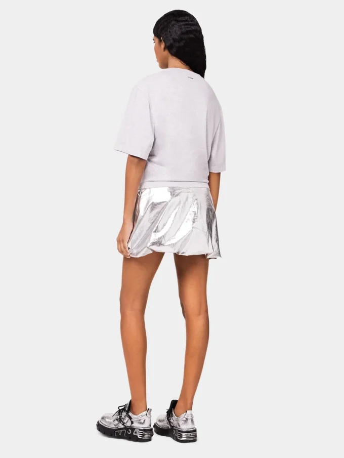 Graues T-Shirt mit Piercing