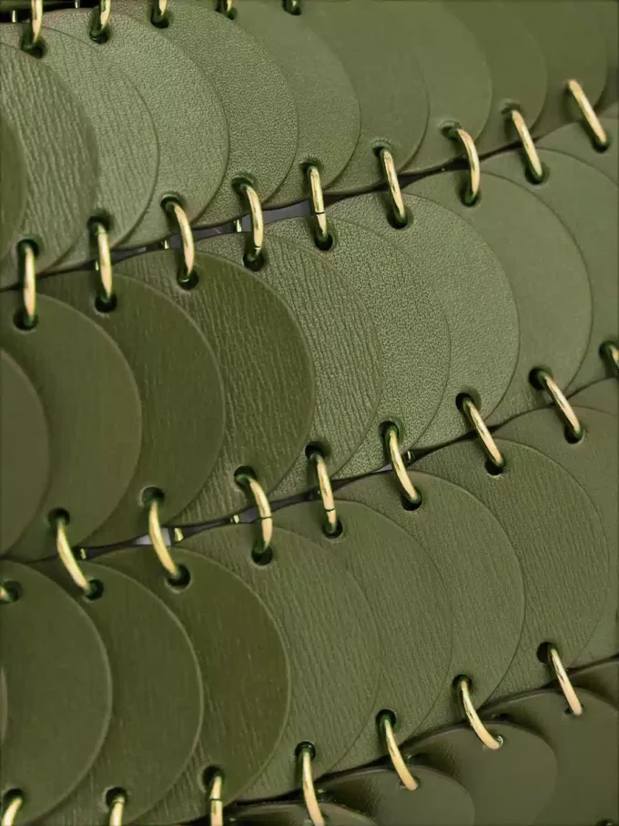 Khaki-farbene Paco-Schultertasche aus Kalbsleder