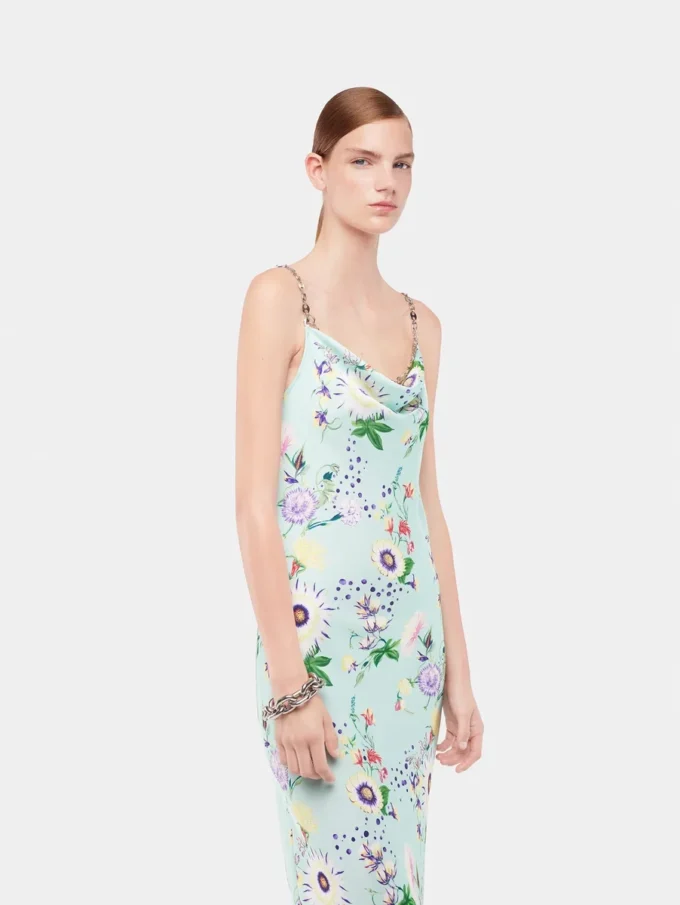 Kleid mit Blumenmuster und Kettenverzierungen