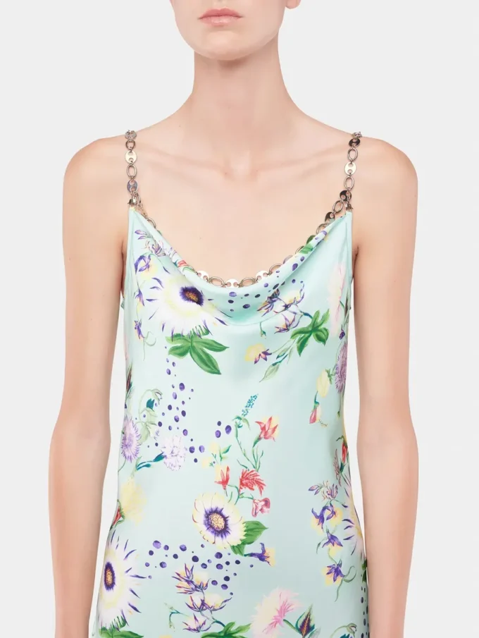 Kleid mit Blumenmuster und Kettenverzierungen