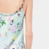 Kleid mit Blumenmuster und Kettenverzierungen