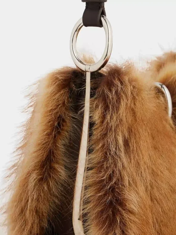 Kleine Ledertasche mit Ring