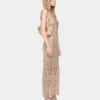 Langes Kleid aus Häkelarbeit