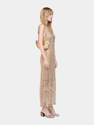 Langes Kleid aus Häkelarbeit